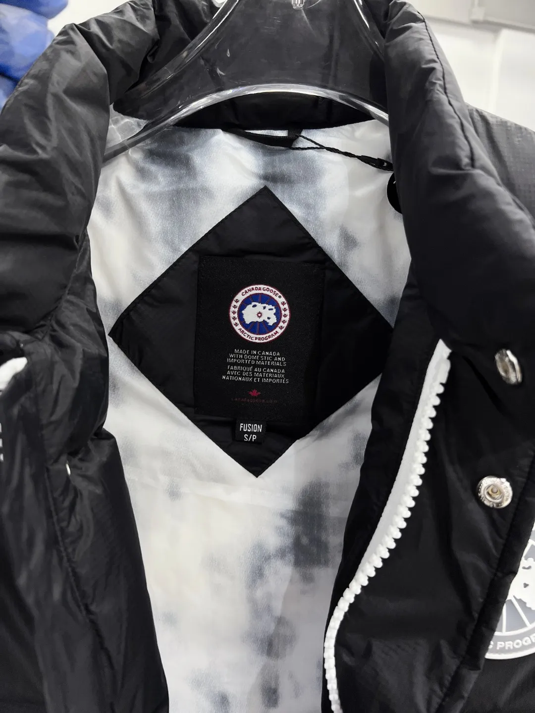P480 𝗖𝗔𝗡𝗔𝗗𝗔 𝗚𝗢𝗢𝗦𝗘/Canada Goose White Label Glacier Vest Down Jacket Freestyle Vest THEICON This excellent down-filled vest can be freely layered with a variety of clothes, making it a favorite during the changing seasons. It's classic, versatile and provides excellent warmth. The Northern Lights capsule collection is reimagined in rich tones inspired by the stunning colors of Canada's north. The Glacial Haze capsule collection is revamped with a striking and layered color palette that evokes the feeling of being caught in the mist surrounding icebergs and glaciers. The top original replica version refers to the highest version in China (there is no one) (it is a piece of craftsmanship to make a piece of clothing that is ZP when placed in the counter) 1⃣ Made of original custom-made double plain 9500-100% nylon nylon fabric, windproof, waterproof and stain-resistant 2⃣ Filled with national standard Guangzhou Inspection white duck down, the amount of down is more than twice that of ordinary goods.  3⃣The zipper is customized from Yoshida YKK factory, with clear engraving and perfect and smooth texture. 4⃣Collar label, armband, back label, hangtag, complete anti-counterfeiting mark. Color: black, white, mood blue, melted water blue, graphite gray, purple. Size: XS S M L XL XXL